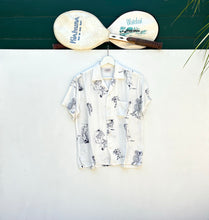 Load image into Gallery viewer, MANHATTAN Famous Golf Holes Cotton Resort Shirt. Sz M.